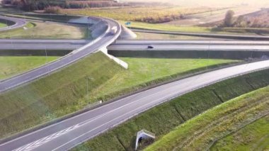 Yukarıda da görüleceği Avrupa otomobil yarışçısı. 