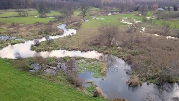 Images aériennes de la rivière sinueuse . — Video