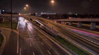 Polonya / Varşova / Tarih - 11232017. Trafik zaman atlamalı. Avrupa capitol gece trafik. 4 k görüntüleri.