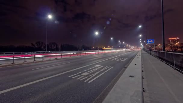 ワルシャワ ポーランド 11232017 交通時間が経過 欧州議会議事堂の夜 Traffic — ストック動画