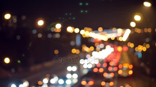 Vue floue des voitures dans l'embouteillage. Rue de Varsovie pleine de voitures. Date : 20172311 