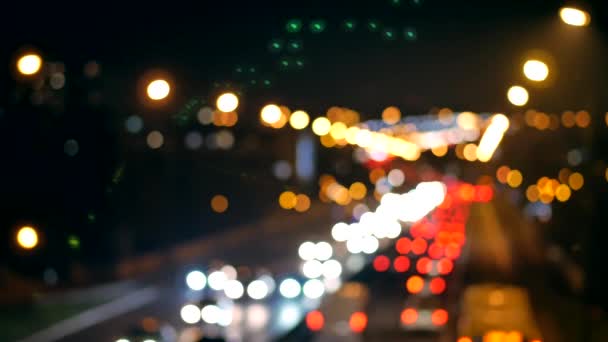 Vue floue des voitures dans l'embouteillage. Rue de Varsovie pleine de voitures. Date : 20172311 