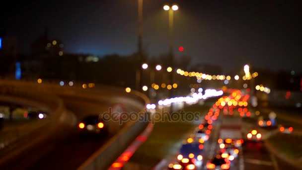 Vue floue des voitures dans l'embouteillage. Rue de Varsovie pleine de voitures. Date : 20172311 