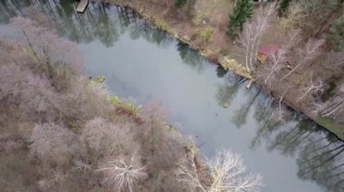 Nehir kıyısında havadan görünümü yolun. Tarih: 20172611