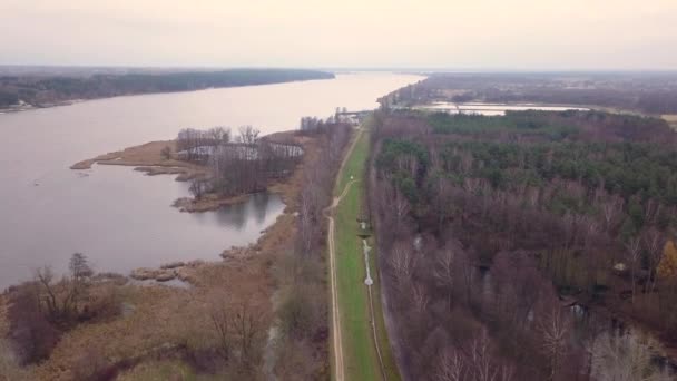 Veduta Aerea Del Sentiero Sulla Riva Del Fiume Data 20172611 — Video Stock