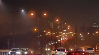 Varşova sokaklarında arabalar. Trafik Europe.Date içinde: 20172612