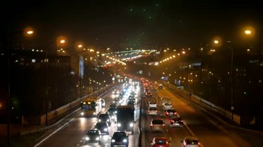 Varşova sokaklarında arabalar. Trafik Europe.Date içinde: 20172612