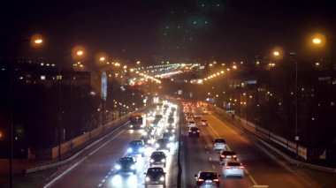 Varşova sokaklarında arabalar. Trafik Europe.Date içinde: 20172612