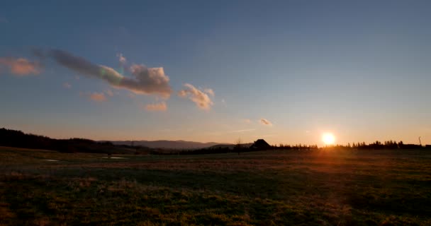 Hermosa Pradera Cálida Luz Otoñal Paisaje Rural Atardecer Amanecer Fecha — Vídeo de stock