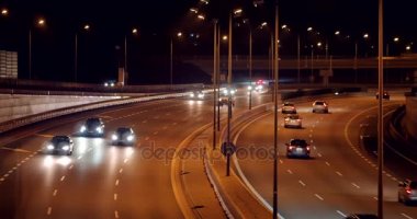 Varşova sokaklarında arabalar. Avrupa'da trafik. Varşova / Polonya - tarihi: 12262017.