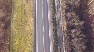 Yukarıda da görüleceği karayolu ve demiryolu parça.