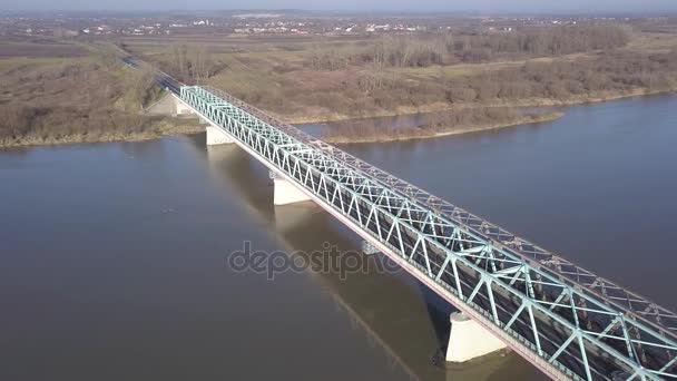 上から見てヴィスワ川の上の橋 ヨーロッパで盗むに長い橋が作られました 20172612 — ストック動画