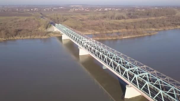 上から見てヴィスワ川の上の橋 ヨーロッパで盗むに長い橋が作られました 20172612 — ストック動画