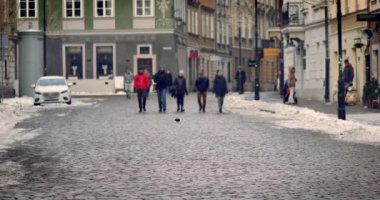 Varşova / Polonya - tarihi: 01202018. Varşova'nın tarihi kent üzerinde tanınmayan yayalar.