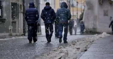 Varşova / Polonya - tarihi: 01202018. Varşova'nın tarihi kent üzerinde tanınmayan yayalar.