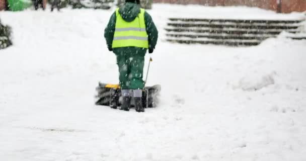 Людина Прибирає Сніг Тротуару — стокове відео