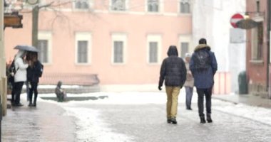 Varşova / Polonya - tarihi: 01202018. Varşova'nın tarihi kent üzerinde tanınmayan insanlar.