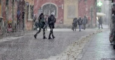 Varşova / Polonya - tarihi: 01202018. Varşova'nın tarihi kent üzerinde tanınmayan insanlar.