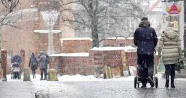 Varşova / Polonya - tarihi: 01202018. Varşova'nın tarihi kent üzerinde tanınmayan insanlar.