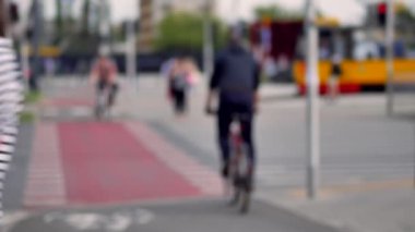 Varşova /Poland tarihi: 02042018. Sokakta tanınmaz yayalar. Yaya geçidi üzerinde yürüyen insanlar.