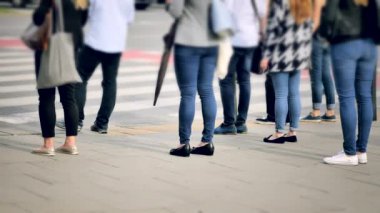 Varşova /Poland tarihi: 02042018. Sokakta tanınmaz yayalar. Yaya geçidi üzerinde yürüyen insanlar.