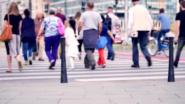ワルシャワ Poland 02042018 路上歩行者を認識できません 横断歩道を歩いている人 — ストック動画