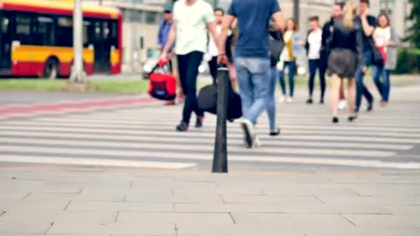 Варшава Польша Дата 02042018 Неузнаваемые Пешеходы Улице Люди Идущие Пешеходному — стоковое видео