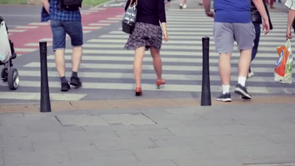 Varsóvia Polónia Data 02042018 Pedestres Irreconhecíveis Rua Pessoas Andando Travessia — Vídeo de Stock