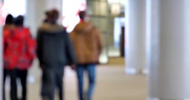 Varşova / Polonya - tarihi: 02042018. Tanınmayan insanlar alışveriş merkezinde. Çok aydınlık, karşıtlık sahne.