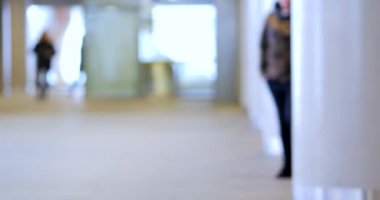 Varşova / Polonya - tarihi: 02042018. Tanınmayan insanlar alışveriş merkezinde. Çok aydınlık, karşıtlık sahne.