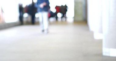 Varşova / Polonya - tarihi: 02042018. Tanınmayan insanlar alışveriş merkezinde. Çok aydınlık, karşıtlık sahne.