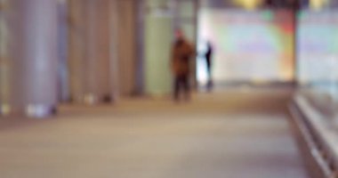 Varşova / Polonya - tarihi: 02042018. Tanınmayan insanlar alışveriş merkezinde. Çok aydınlık, karşıtlık sahne.