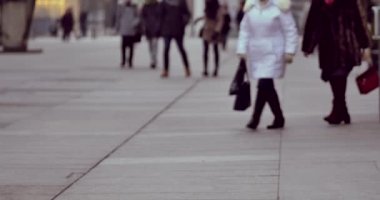 Varşova / Polonya - tarihi 02042018. Tanınmayan insanlar kaldırımda Varşova.