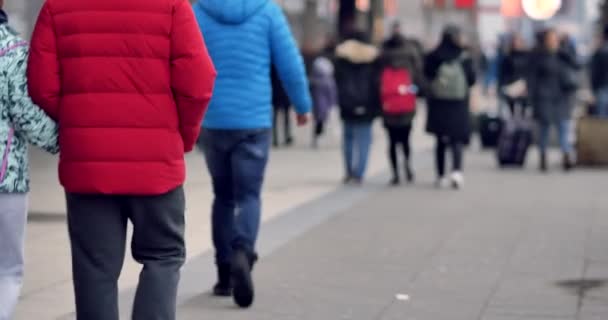 Варшава Польша Дата 02042018 Неузнаваемые Люди Тротуаре Варшаве — стоковое видео