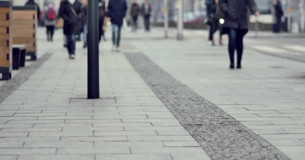 Warszawa Polen Datum 02042018 Oigenkännlig Personer Trottoaren Warszawa — Stockvideo