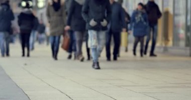 Varşova / Polonya - tarihi 02042018. Tanınmayan insanlar kaldırımda Varşova.