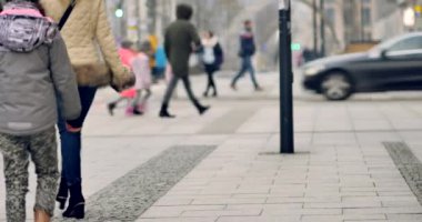 Varşova / Polonya - tarihi: 02042018. Tanınmayan insanlar kaldırımda Varşova.