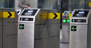Varşova / Polonya - tarihi: 02042018. Undergroud giren kişi. Tanınmayan kişi bilet metro doğrulanıyor.