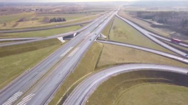 Polonya - tarihi: 02182018. Yukarıda da görüleceği karayolu üzerinde Rating. 