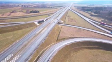 Polonya - tarihi: 02182018. Yukarıda da görüleceği karayolu üzerinde Rating. 