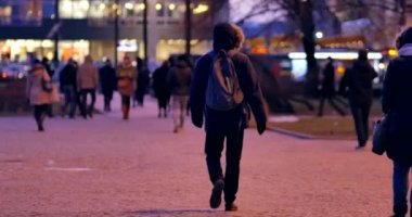 Varşova / Polonya - Tarih: Tanınmayan insanlar kaldırımda. Akşam n Varşova.