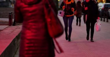 Varşova / Polonya - Tarih: Tanınmayan insanlar kaldırımda. Akşam n Varşova.