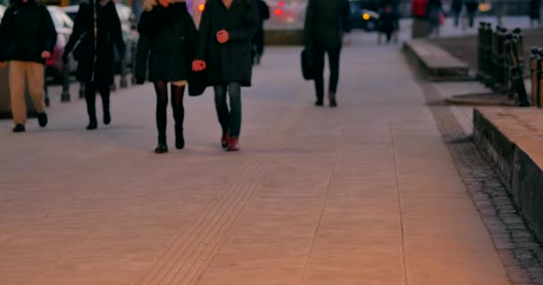 Warszawa Polen Datum Oigenkännlig Personer Trottoaren Kvällen Warszawa — Stockvideo