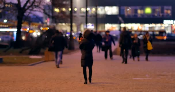 Warszawa Polen Datum Oigenkännlig Personer Trottoaren Kvällen Warszawa — Stockvideo