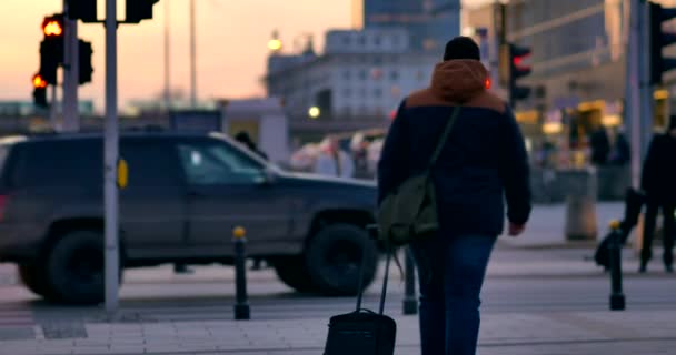 Warschau Polen Datum Unerkennbare Menschen Auf Dem Bürgersteig Abend Warschau — Stockvideo