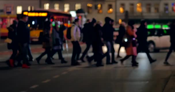 Warszawa Polen Datum Oigenkännlig Personer Trottoaren Kvällen Warszawa — Stockvideo