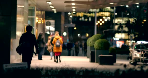 Warszawa Polen Datum Oigenkännlig Personer Trottoaren Kvällen Warszawa — Stockvideo