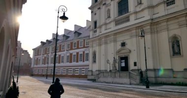Varşova / Polonya-tarihi: 03032018. Old Town Varşova, Polonya'nın başkenti. İlginç Resim Sergisi ile eski Kiralık Ev.