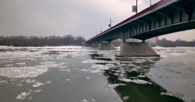 Varşova / Polonya - Tarih: nehir kaplı buz, kışın Vistula Nehri.