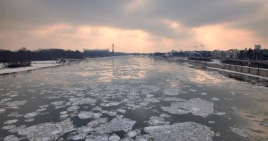 Varşova / Polonya - Tarih: nehir kaplı buz, kışın Vistula Nehri.